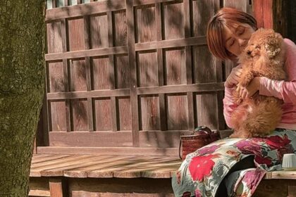 この瞬間を抱きしめるように愛犬をいだく