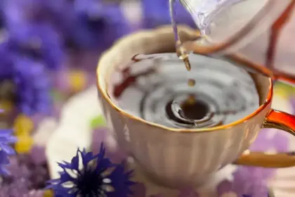 A visual expression of Very Peri and Ethiopia Sidamo G1, capturing the healing light that illuminates the soul in Marie's poetry. （Very Periとエチオピア シダモ G1を視覚的に表現した一枚。マリエの詩における、魂を照らす癒やしの光を捉えています。