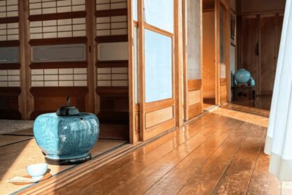 縁側、揺れるカーテン The engawa, a gently swaying curtain