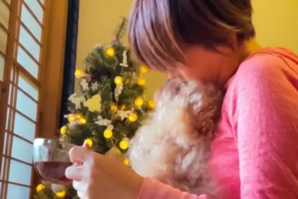 犬を抱きしめる女性